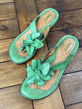 Born Green Leather Floral Wedge Sandals 🌿 sz 7
